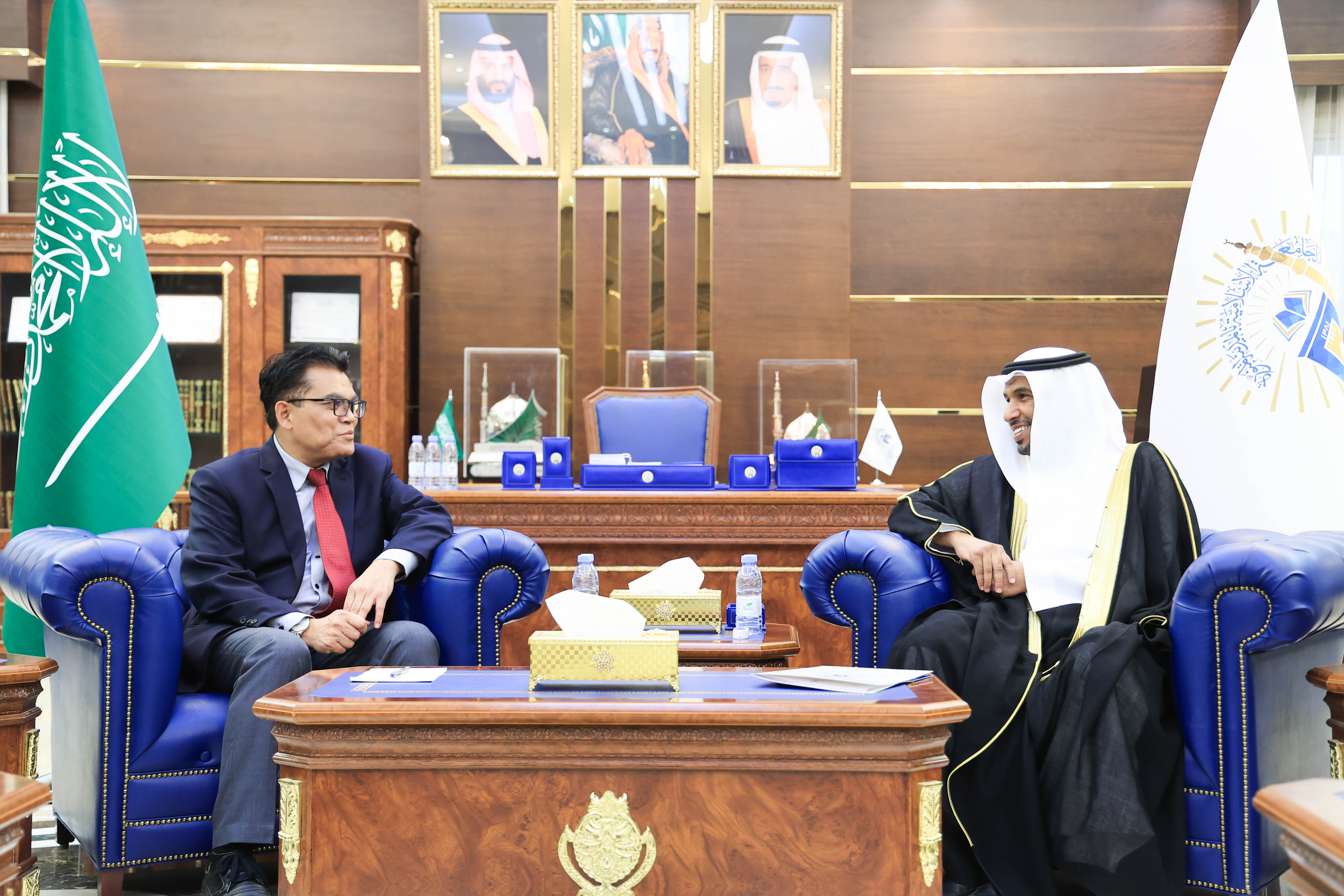 استقبل سعادة رئيس الجامعة الإسلامية⁩ المكلف، أ.د. حسن بن عبدالمنعم العوفي، معالي رئيس جامعة شريف هداية الله الإسلامية الحكومية الإندونيسية في جاكرتا، أ.د. أسيب سيف الدين جهر.